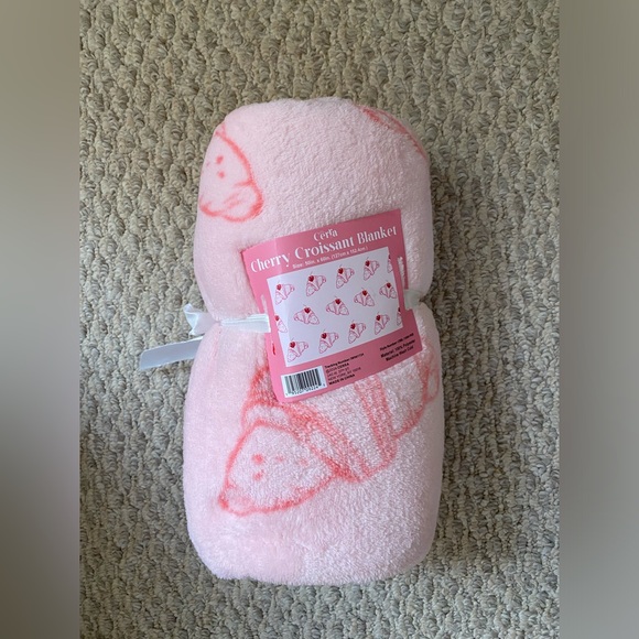 🥐🥐🥐🥐 CHERRY CROISSANT BLANKET THROW PINK BLANKET NEW 🍒🍒🍒🍒 - Picture 4 of 6